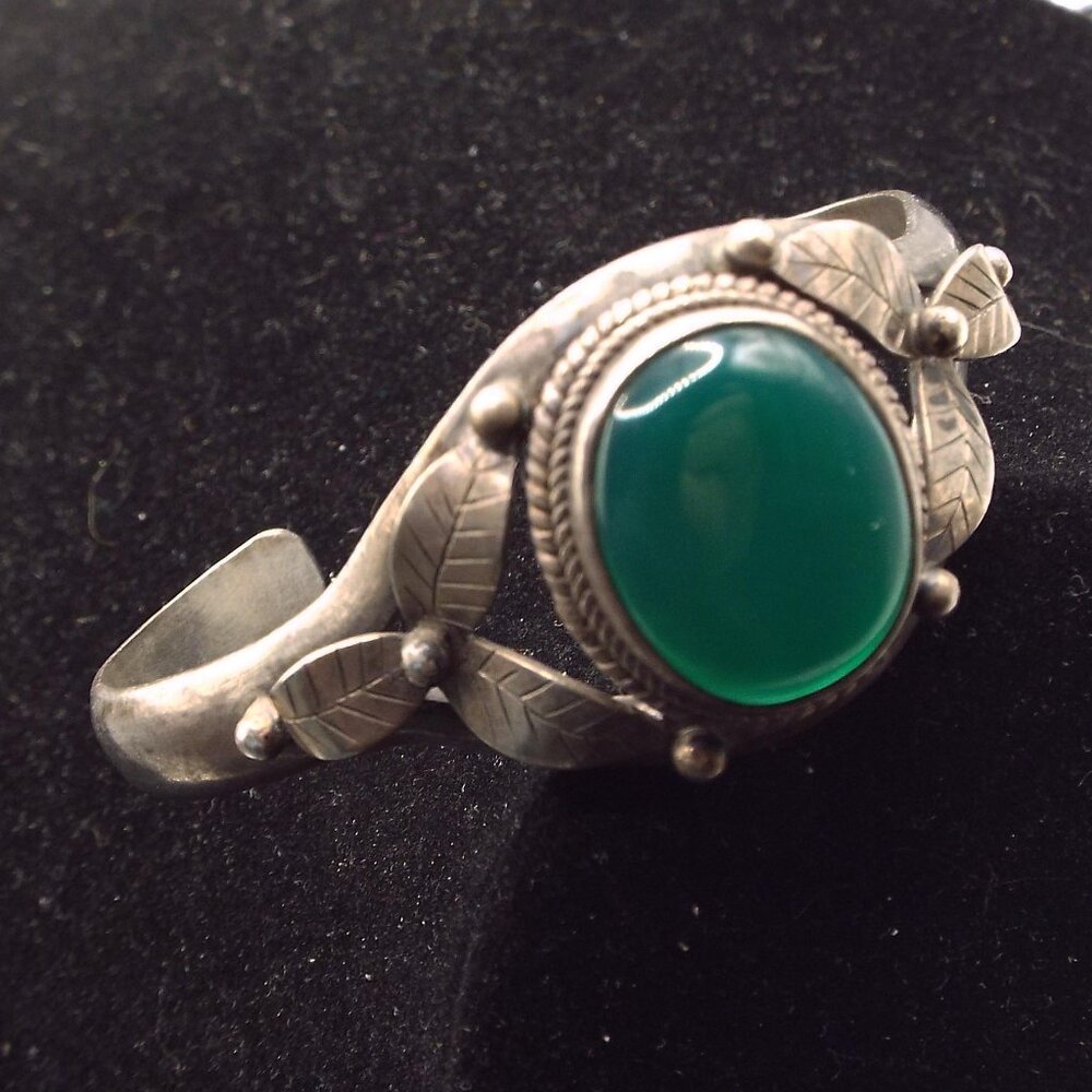 NAVAJO DINE' ANTIQUE SANDCAST TRILLIUM LEAVE OVAL MALACHITE STONE BRACELET 60 - Picture 2 of 7